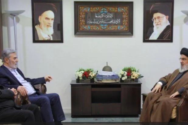 صورة نشرها تلفزيون «المنار» لاجتماع  نصر الله وزياد النخالة قائد حركة «الجهاد» وصالح العاروري نائب قائد حركة «حماس» الفلسطينية