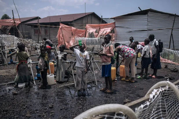 أطفال ونساء في مخيم للنازحين شرق جمهورية الكونغو الديمقراطية 2 أكتوبر (أ.ف.ب)