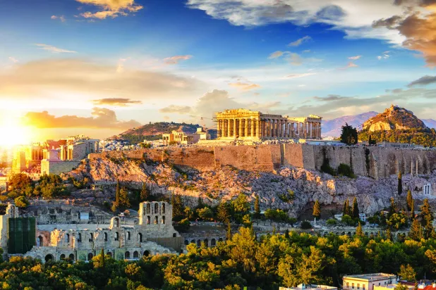 الأكروبوليس من أهم معالم أثينا السياحية (شاترستوك)
