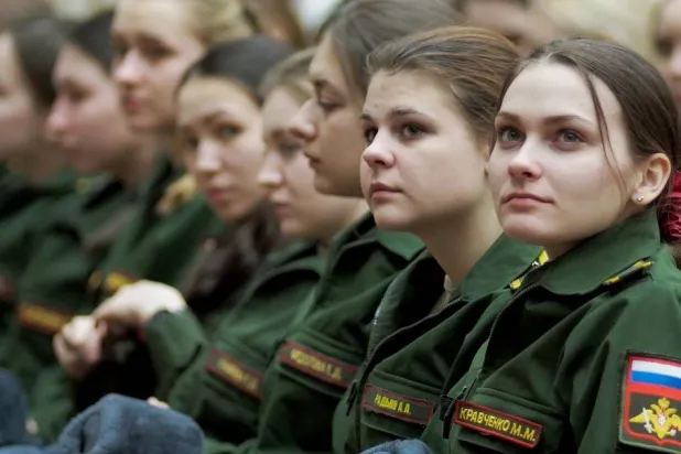 روسی خواتین اکتوبر 2022 میں فوجی خدمات کے دوران (نووائی ازویسٹیا اخبار کا الیکٹرانک پلیٹ فارم)