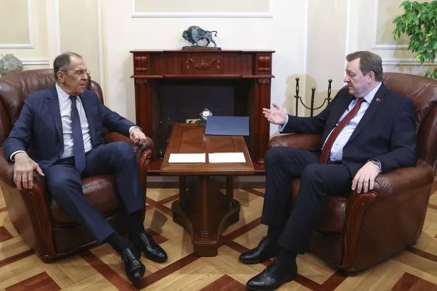 وزير الخارجية الروسي سيرغي لافروف مع نظيره البيلاروسي سيرغي الينيك في مينسك 25 أكتوبر 2023 (أ.ف.ب)