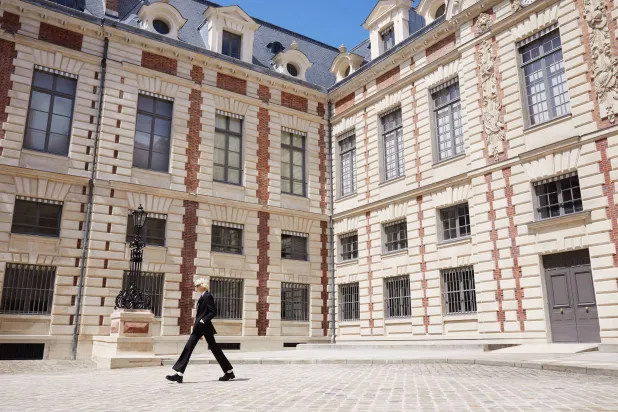 كان مبنى المكتبة أكثر من مجرد خلفية لعرض تشكيلته... كان مؤثراً على أسلوبه (سيلين)