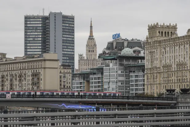 قطار مترو يسير عبر الجسر فوق نهر موسكو أمام السفارة البريطانية في روسيا 25 أكتوبر 2023 (وكالة حماية البيئة)