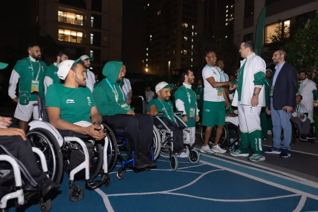 الأمير فهد بن جلوي خلال زيارته مقر البعثة السعودية في قرية الرياضيين بهانغتشو (الشرق الأوسط)