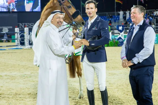 الوزير الفالح خلال تتويجه الفارس البرتغالي جيستيرا بلقب الشوط الرئيسي (الشرق الأوسط)