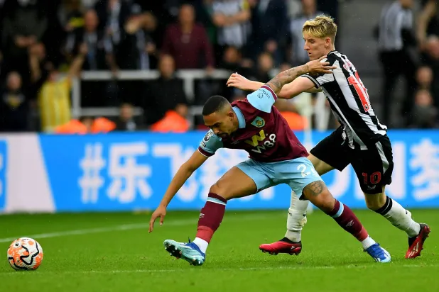 المدافع البرازيلي الشاب فيتينيو (يسار) قطع شوطا طويلا قبل الوصول إلى بيرنلي (أ.ف.ب)