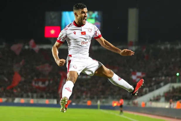 يحيى عطية الله لاعب الوداد يطير فرحاً بتسجيله الهدف الثالث في مرمى إنيمبا النيجيري في الدوري الأفريقي (الشرق الأوسط)