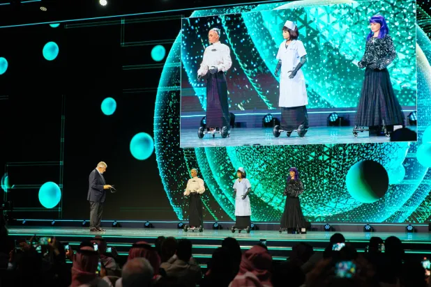 ريتشارد أتياس الرئيس التنفيذي لمؤسسة «مبادرة مستقبل الاستثمار» يخاطب الروبوتات خلال إحدى جلسات المؤتمر (الشرق الأوسط)