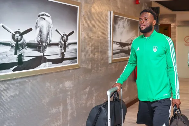 كيسي في مقدمة البعثة الأهلاوية المغادرة إلى الرياض (النادي الأهلي)