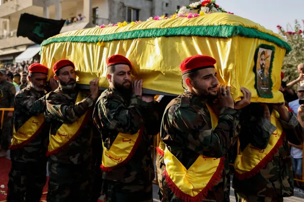 جنوبی لبنان میں اسرائیل کے ساتھ جھڑپوں میں سے ہلاک ہونے والے "حزب اللہ" کے ایک جنگجو کا جنازہ (رائٹرز)