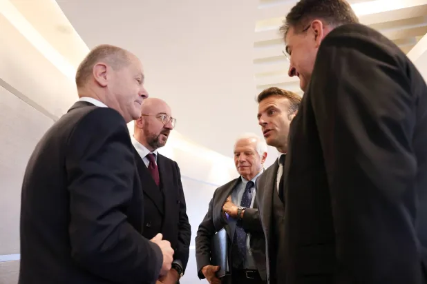 برسلز میں یورپی کونسل کے سربراہی اجلاس کے موقع پر یورپی یونین کے کچھ رہنما باہمی تبادلہ خیال کر رہے ہیں (ڈی پی اے)