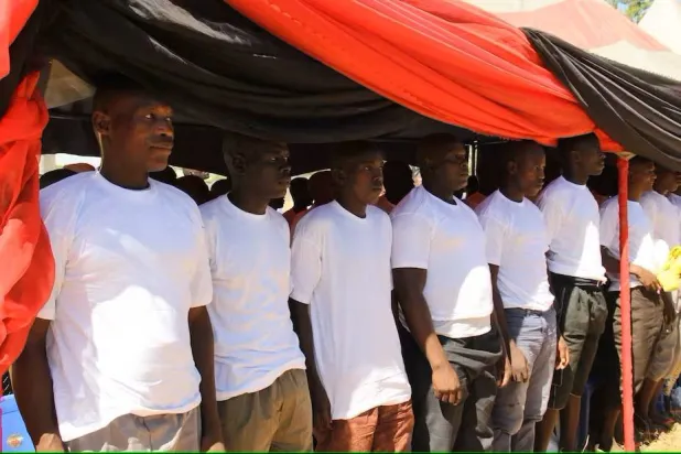 مقاتلون سابقون في «بوكو حرام» يخضعون لبرنامج محاربة التطرف والدمج في مخيم يشرف عليه الجيش النيجيري 2021 (أ.ف.ب)