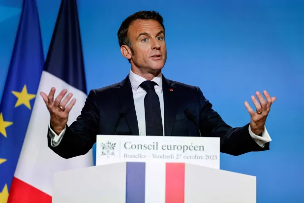 الرئيس الفرنسي إيمانويل ماكرون يتحدث خلال مؤتمر صحافي في اليوم الثاني والأخير لقمة الاتحاد الأوروبي في مقر الاتحاد في بروكسل في 27 أكتوبر 2023 (أ.ف.ب)
