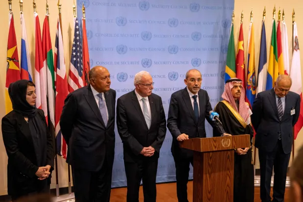 وزير الخارجية الأردني أيمن الصفدي يتحدث إلى الصحافة إلى جانب وزير الخارجية السعودي الأمير فيصل بن فرحان آل سعود (الثاني من اليمين) ووزير الخارجية الفلسطيني رياض المالكي (الثالث من اليسار) وشخصيات بارزة أخرى حول الوضع في الشرق الأوسط في مقر الأمم المتحدة بنيويورك 24 أكتوبر 2023 (أ.ف.ب)