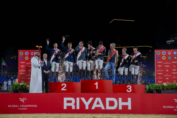 الأمير عبد الله بن فهد خلال تتويجه فريق ريزنبك إنترناشيونال بلقب دوري الابطال العالمي لقفز الحواجز (الشرق الأوسط)