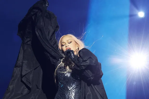 الفنانة الأميركية مادونا خلال افتتاح جولتها الموسيقية العالمية في لندن (رويترز)