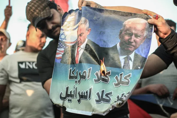 عراقيون يشاركون في مسيرة مؤيدة للفلسطينيين بالقرب من ميدان التحرير أمس في بغداد (د.ب.أ)