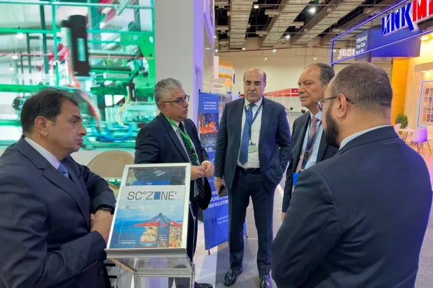 رئيس اقتصادية قناة السويس يتوسط الحضور في الجناح الخاص به بالمنطقة الاقتصادية في معرض اتحاد الصناعات (الشرق الأوسط)