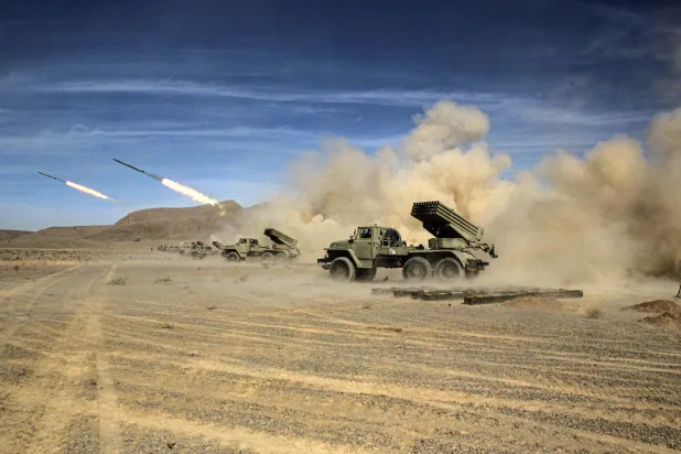 صورة وزعها الجيش الإيراني من إطلاق صواريخ خلال مناورات عسكرية سنوية في محافظ أصفهان وسط البلاد السبت  (أ.ف.ب)