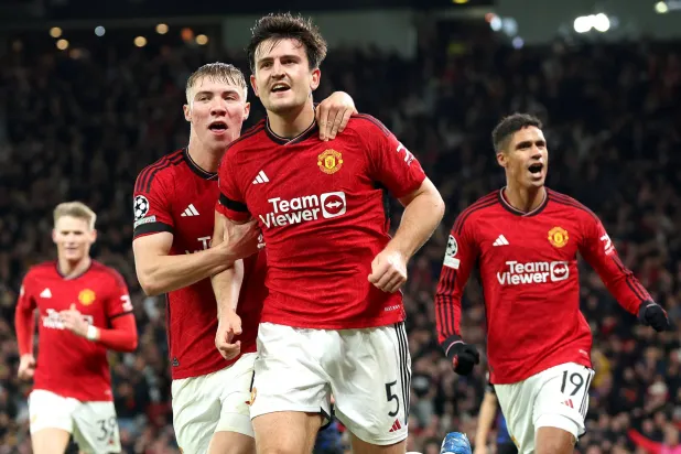 هويلوند يشارك ماغواير فرحته بتسجيله هدف الفوز على كوبنهاغن (إ.ب.أ) Cutout