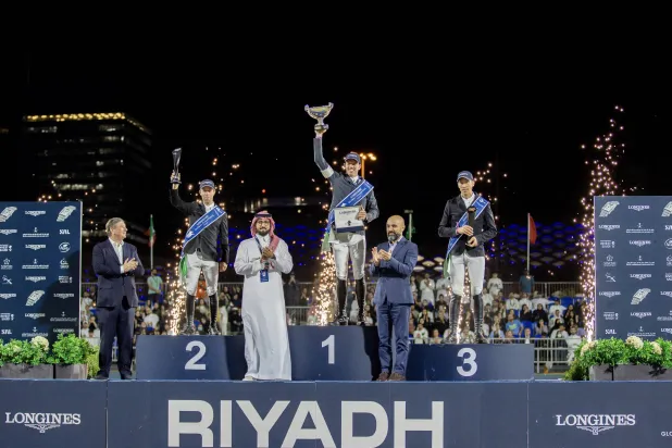 أصحاب المراكز الثلاثة الأولى خلال التتويج (الشرق الأوسط)