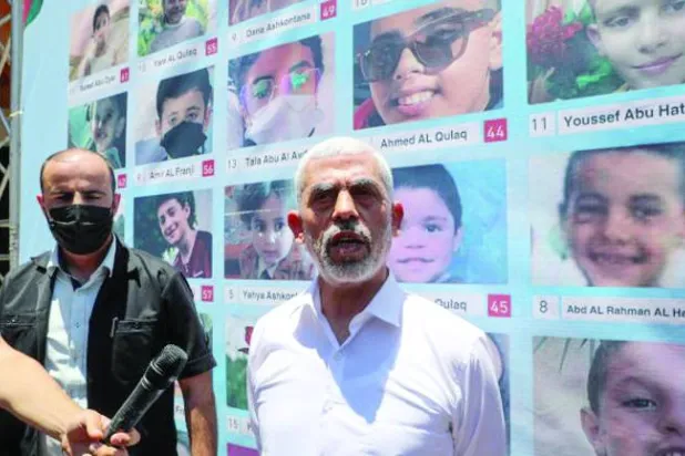 یحییٰ السنوار گزشتہ جون میں غزہ میں میڈیا سے گفتگو کرتے ہوئے (رائٹرز)