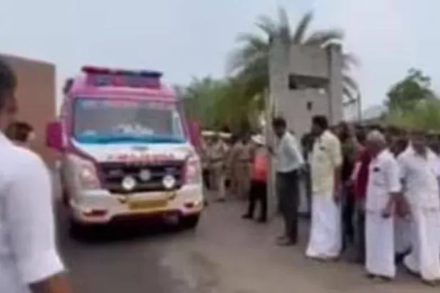 مواطنون هنود في موقع الحادث (وسائل إعلام محلية)