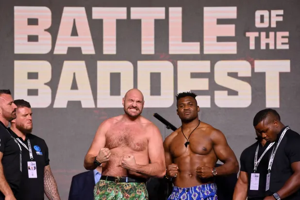 البريطاني تايسون فيوري والكاميروني فرنسيس إنجانو قبل المباراة (غيتي)