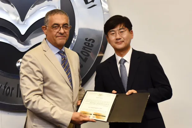 رئيس «هيئة الاستثمار» حسام هيبة يسلّم ممثل «سامسونغ» الرخصة الذهبية (الشرق الأوسط)