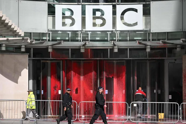 شرطيان خارج مقر «بي بي سي» في لندن بعد تلطيخ مدخلها بطلاء أحمر في 14 أكتوبر (أ.ف.ب)