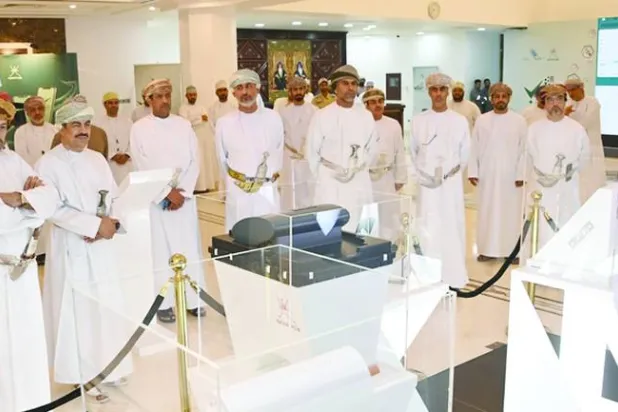 
وزيرا الداخلية حمود البوسعيدي والإعلام عبد الله الحراصي في افتتاح معرض مراحل التصويت لأعضاء مجلس الشورى في عمان (العمانية)