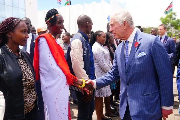 الملك تشارلز يلتقي بأعضاء المجتمع المحلي بعد مراسم وضع إكليل من الزهور على قبر المحارب المجهول في نيروبي (رويترز)