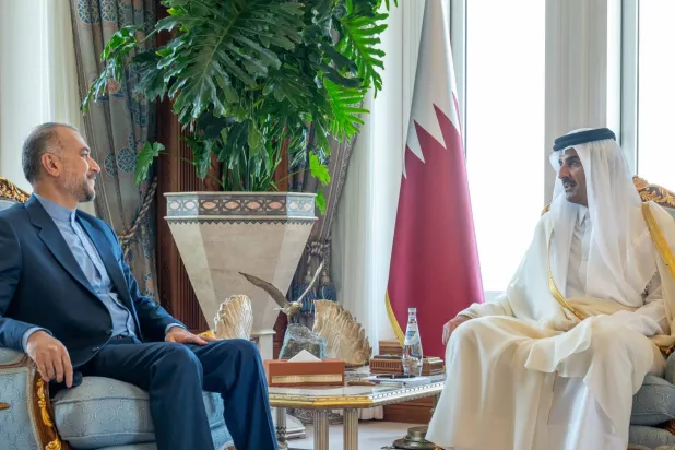 أمير قطر الشيخ تميم بن حمد آل ثاني يستقبل وزير الخارجية الإيراني حسين أمير عبد اللهيان في الدوحة اليوم (أ.ف.ب)