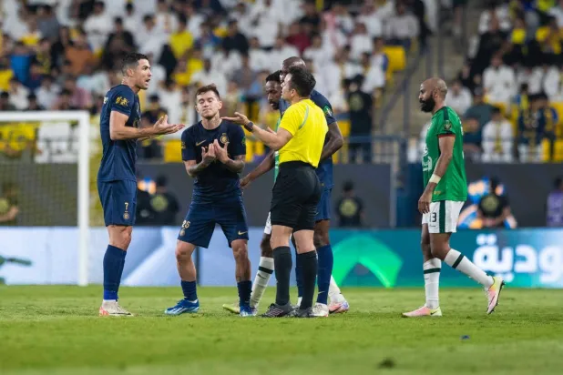 لاعبو النصر خلال احتجاجهم على قرارات الحكم (تصوير: يزيد السمراني)