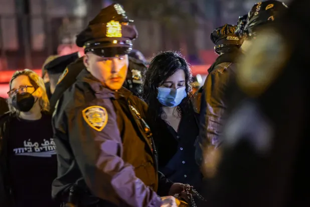 NYPD New York'ta Filistin destekçisi yüzlerce protestocuyu tutukladı