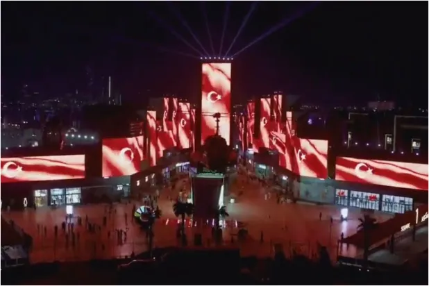 Suudi Arabistan'daki turistik "Boulevard City" Türk bayrağıyla aydınlatıldı