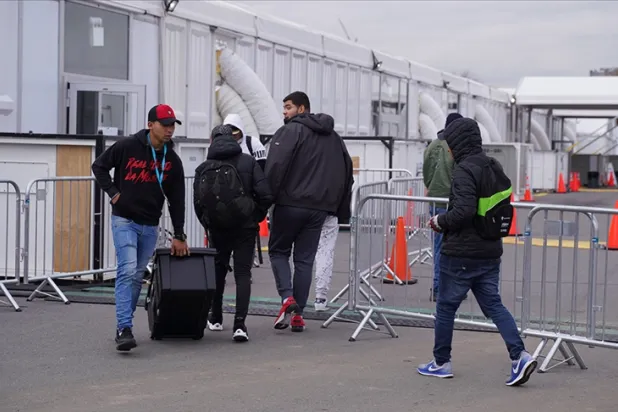 New York Belediyesi "ücretsiz tek yön uçak bileti" ile kentteki düzensiz göçmenleri azaltmayı hedefliyor