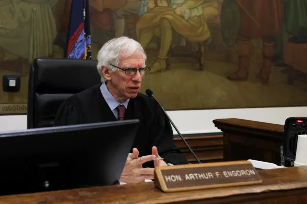 Trump dolandırıcılık davasına bakan yargıcın "üstsüz fotoğraflarını paylaştı"