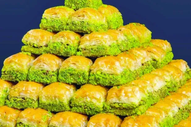 البقلاوة التركية تُقدّم بعين الجمل والبندق والكريمة (حلواني فاروق كوشير)