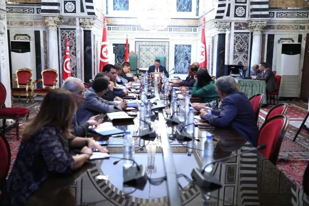 Tunus'ta parlamentonun normalleşmeyi suç sayan yasanın değerlendirileceği oturumu ertelemesi nedeniyle tartışmalar yaşandı 