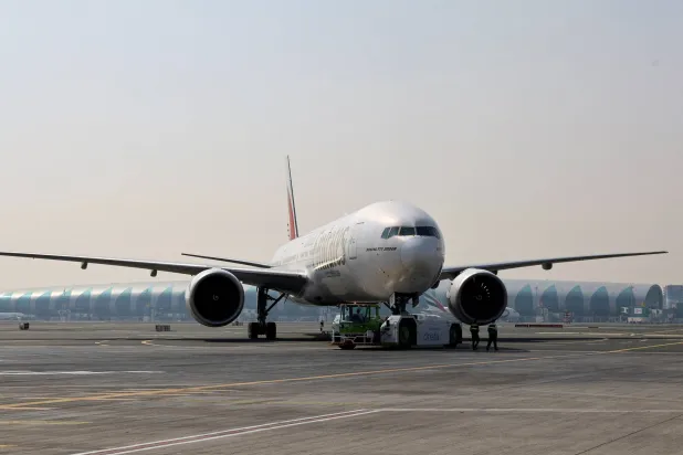 إحدى طائرات «طيران الإمارات» في مطار دبي (رويترز)