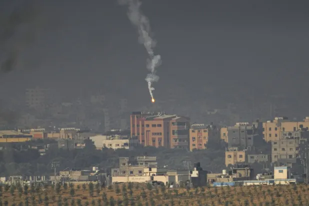 شعلة مضيئة للجيش الإسرائيلي فوق الجزء الشمالي من قطاع غزة صباح اليوم مع استمرار القصف على القطاع (أ.ب)
