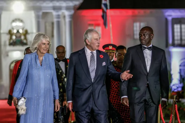 الرئيس الكيني ويليام روتو لدى استقباله الملك تشارلز والملكة كاميلا في نيروبي مساء الثلاثاء (إ.ب.أ)