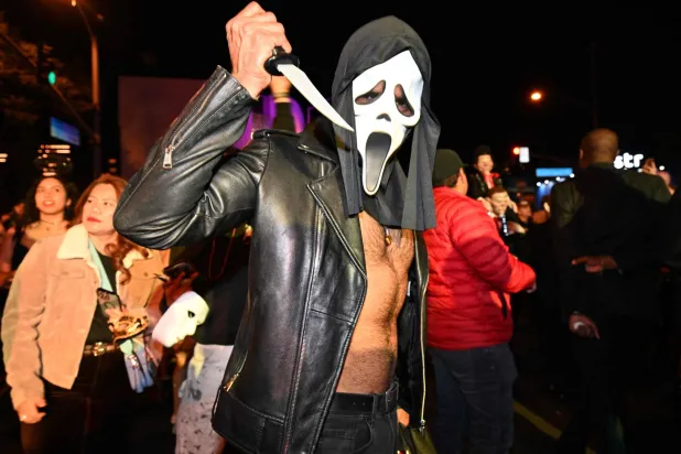 يحضر المحتفلون  لكرنفال «ويست هوليوود للهالوين» في كاليفورنيا (أ.ف.ب)