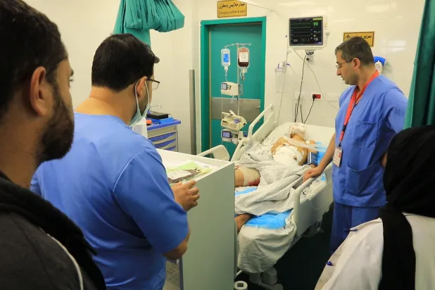 الفريق الطبي في غرفة العناية المركزة بمستشفى «ناصر» بمدينة خان يونس (الشرق الأوسط)