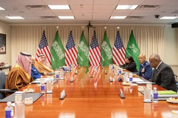 استعرض الأمير خالد بن سلمان والوزير لويد أوستن العلاقات التاريخية بين البلدين (واس)