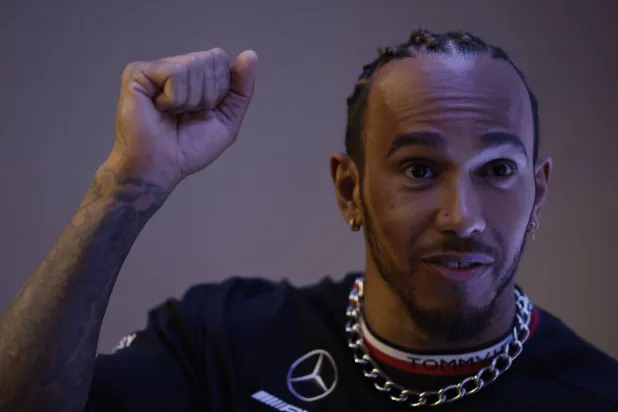 هاميلتون عبَّر عن شعوره بالفخر تجاه فينيسيوس (رويترز)