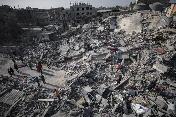 گزشتہ روز جبالیہ کیمپ پر اسرائیلی بمباری کے نتیجے میں ہونے والی تباہی کے مناظر (اے ایف پی)