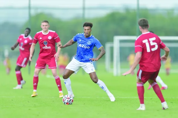 لاعب خط الوسط الإيفواري فسخ عقده مع إيفرتون في الصيف بعد فترة مضطربة وينتظر اتخاذ خطوته التالية (غيتي)