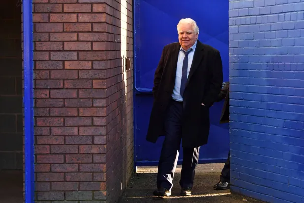 بيل كينرايت في طريقه لحضور مواجهة بين إيفرتون وآرسنال في الدوري الإنجليزي في ديسمبر عام 2019 (أ.ف.ب)